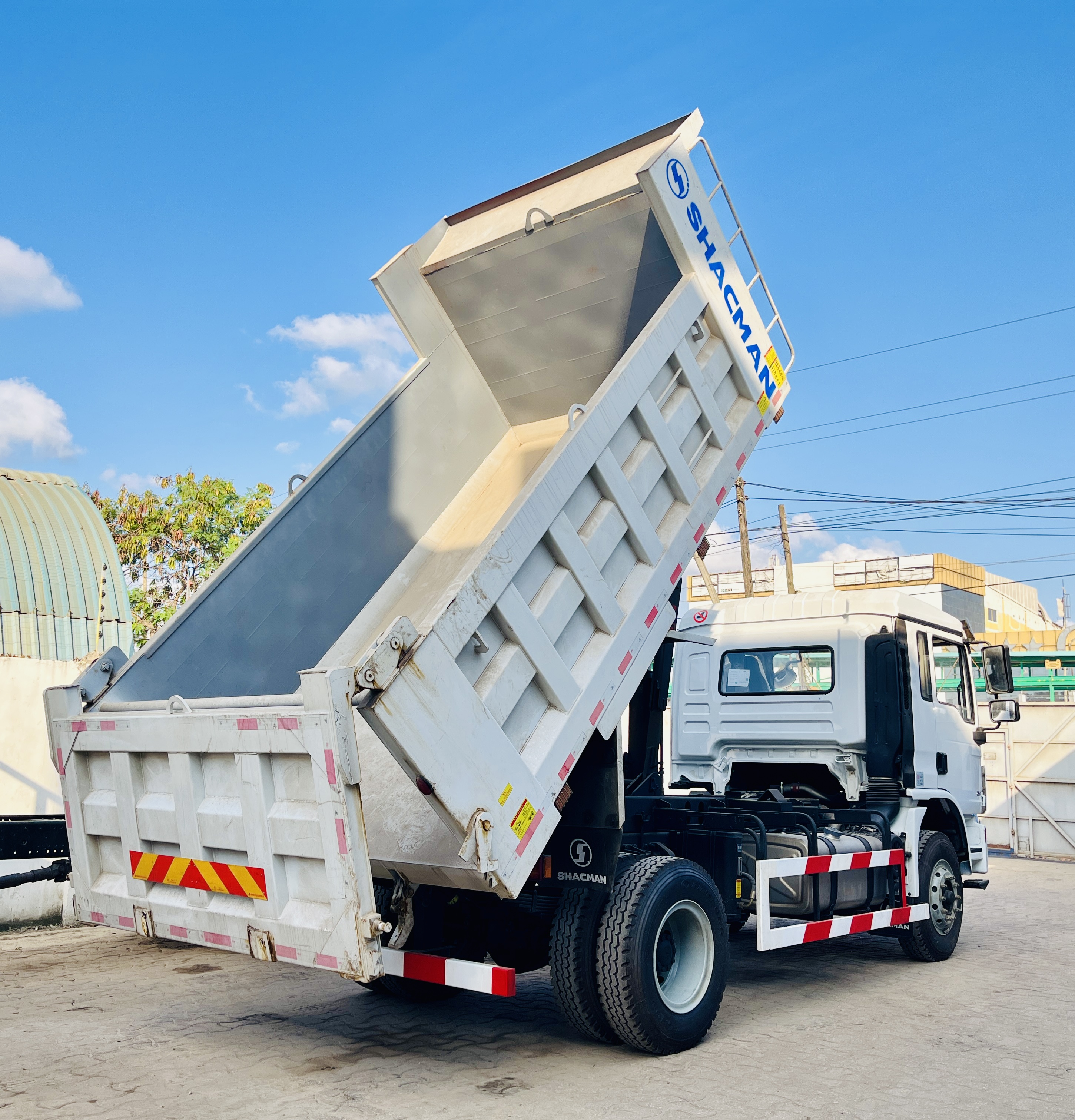 4*2 SHACMAN L3000 tipper, for 10Ton loading