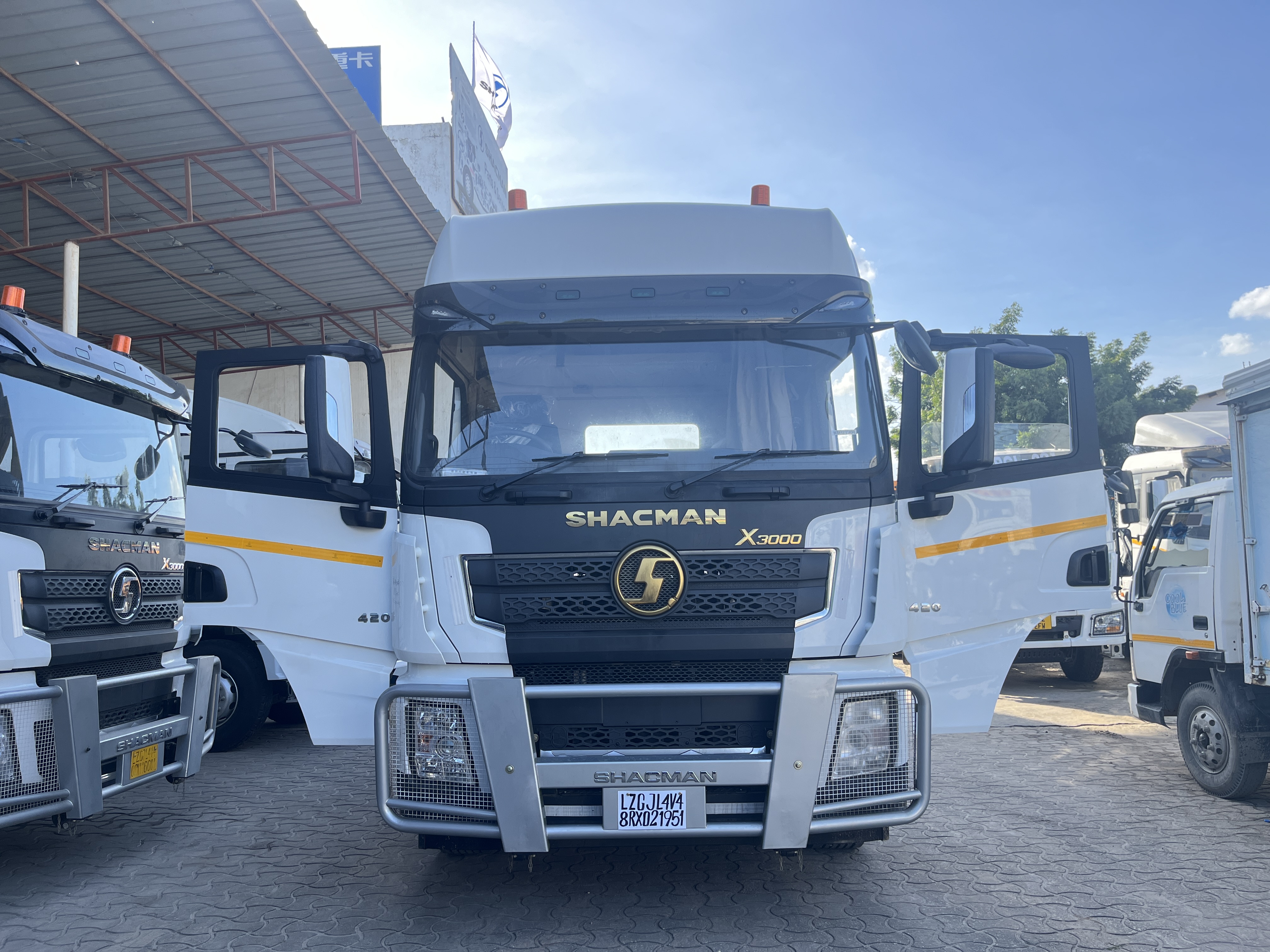 420hp SHACMAN X3000 Horse with high roof in Tanzania