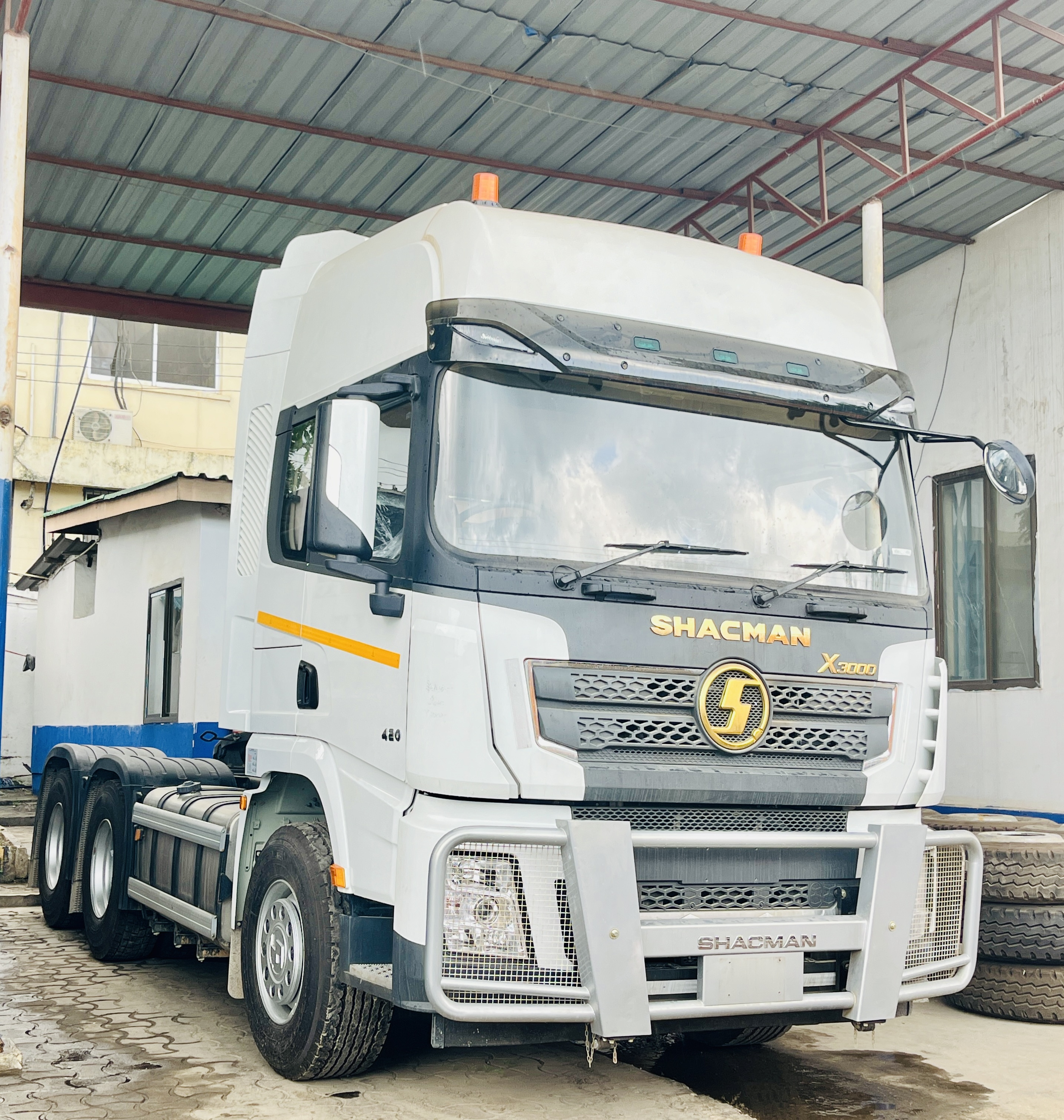 420hp SHACMAN X3000 Horse with high roof in Tanzania