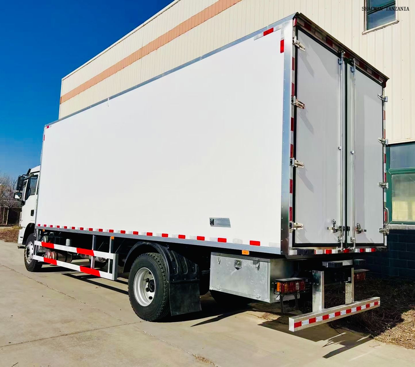 4*2 210hp 45cbm SHACMAN L3000 reefer truck refrigerator for Tanzania