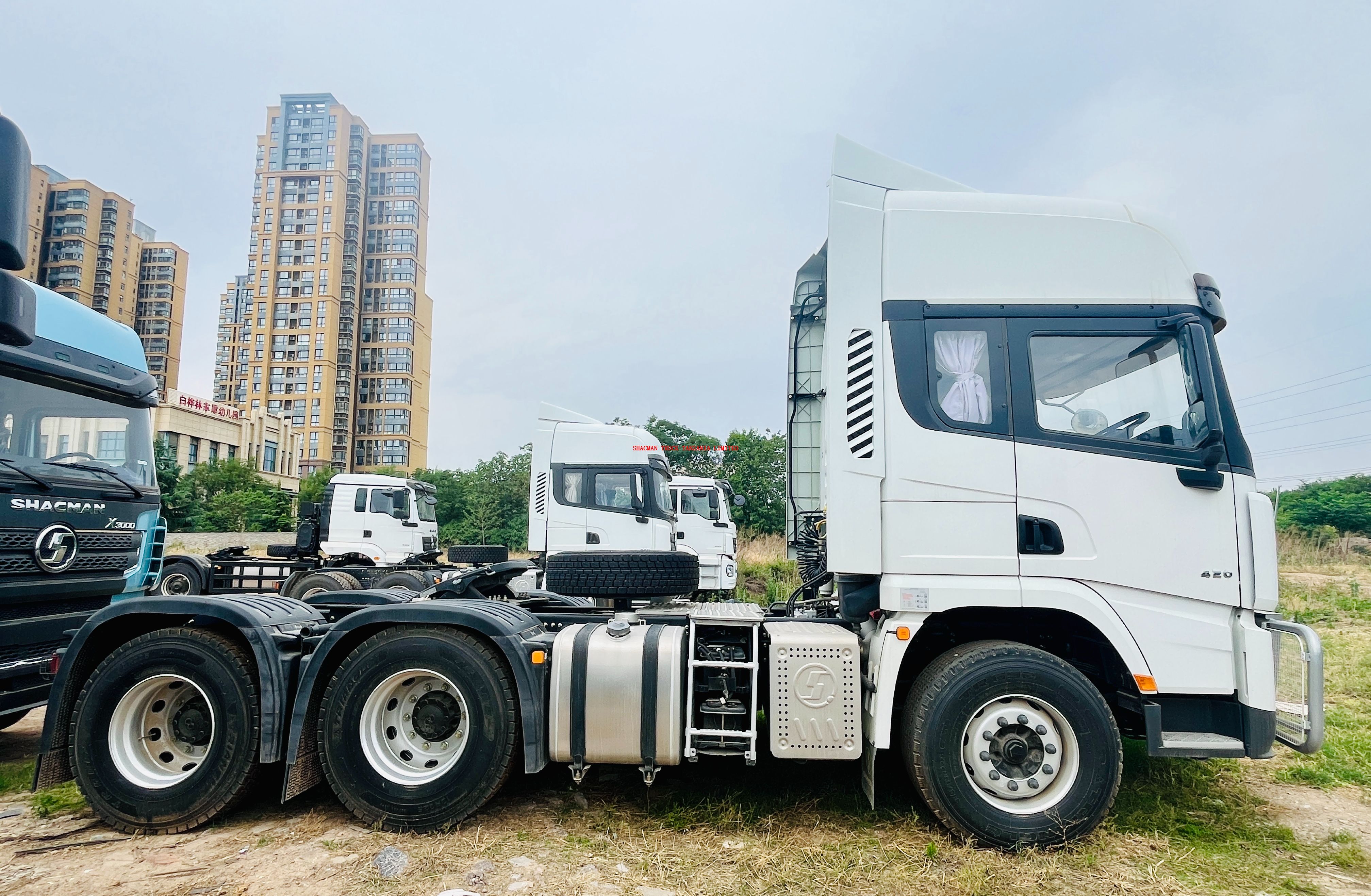  420hp SHACMAN X3000 Horse with high roof stock in China selling at special low price 