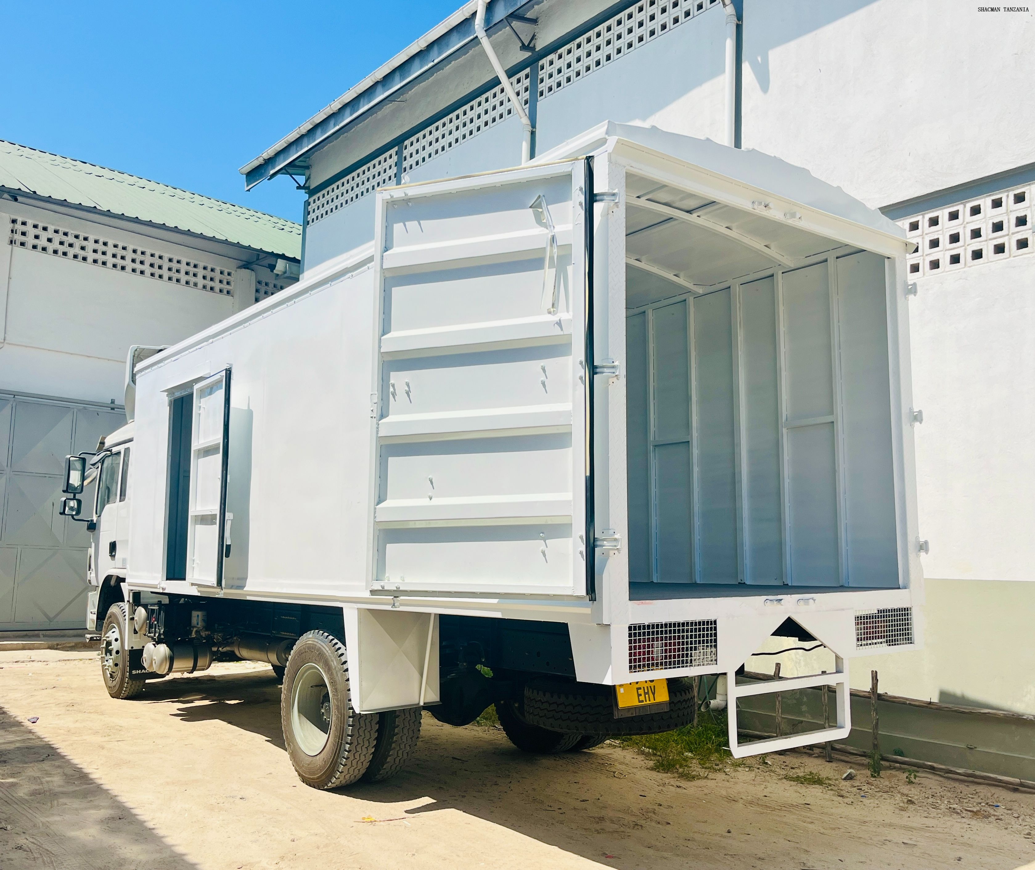4*2 SHACMAN L3000 box truck, with 40cbm box body