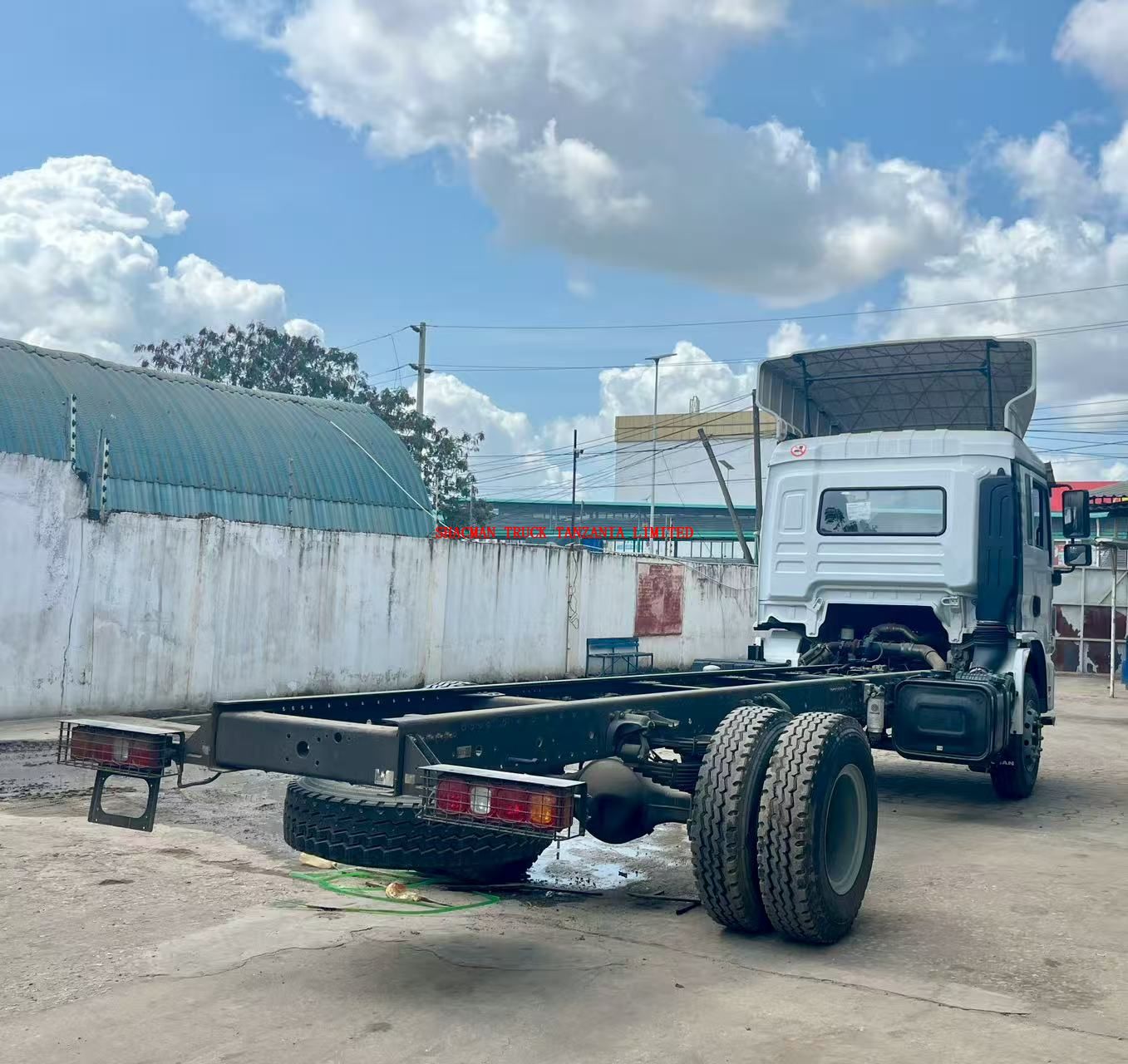 4*2 SHACMAN L3000 truck chassis on sale, for 10Ton loading chassis available in Dar