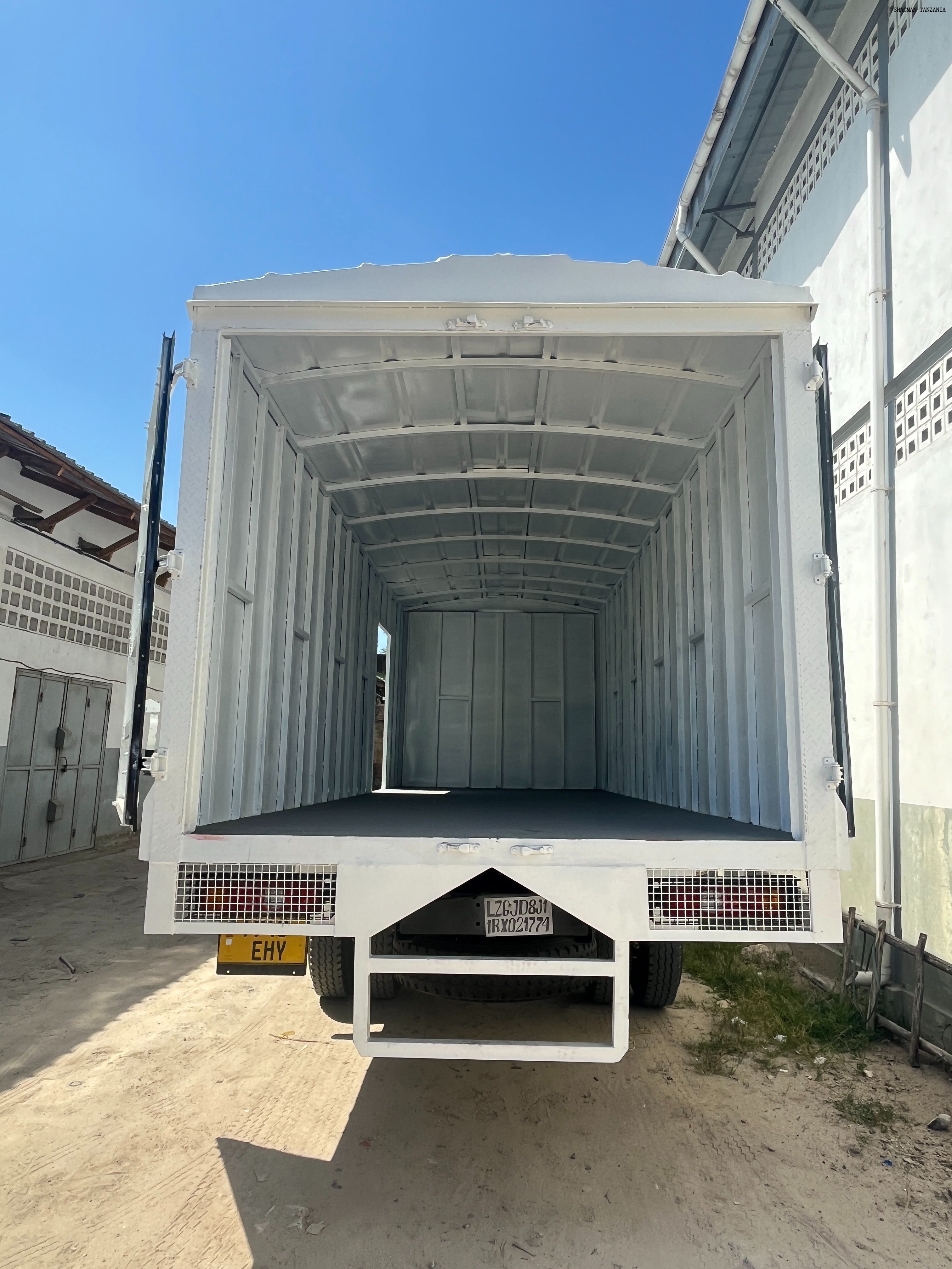 4*2 SHACMAN L3000 box truck, with 40cbm box body
