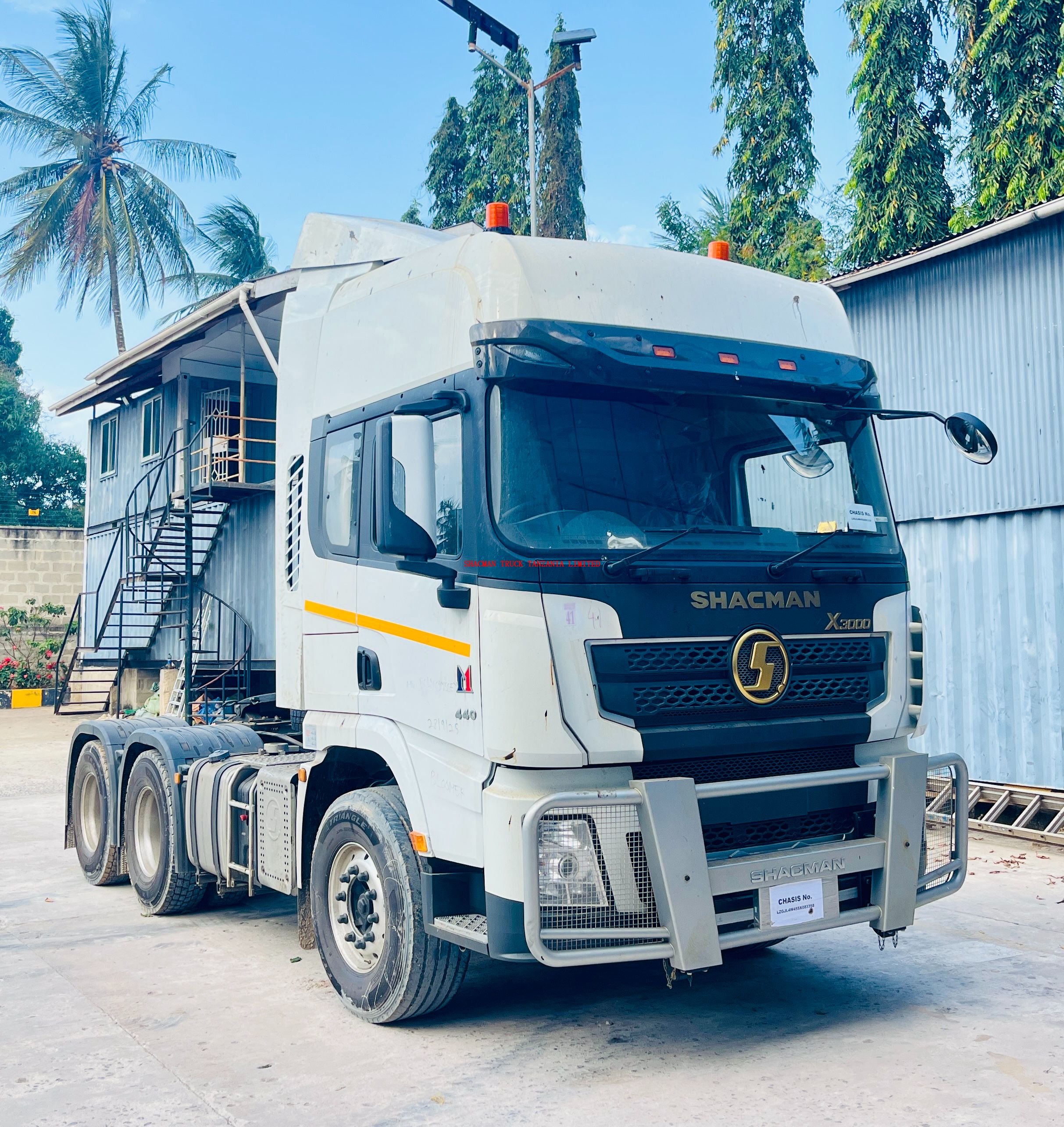 SHACMAN X3000 horse for sale with big cabin 420 / 440hp CUMMINS engine and automatic gearbox and ABS