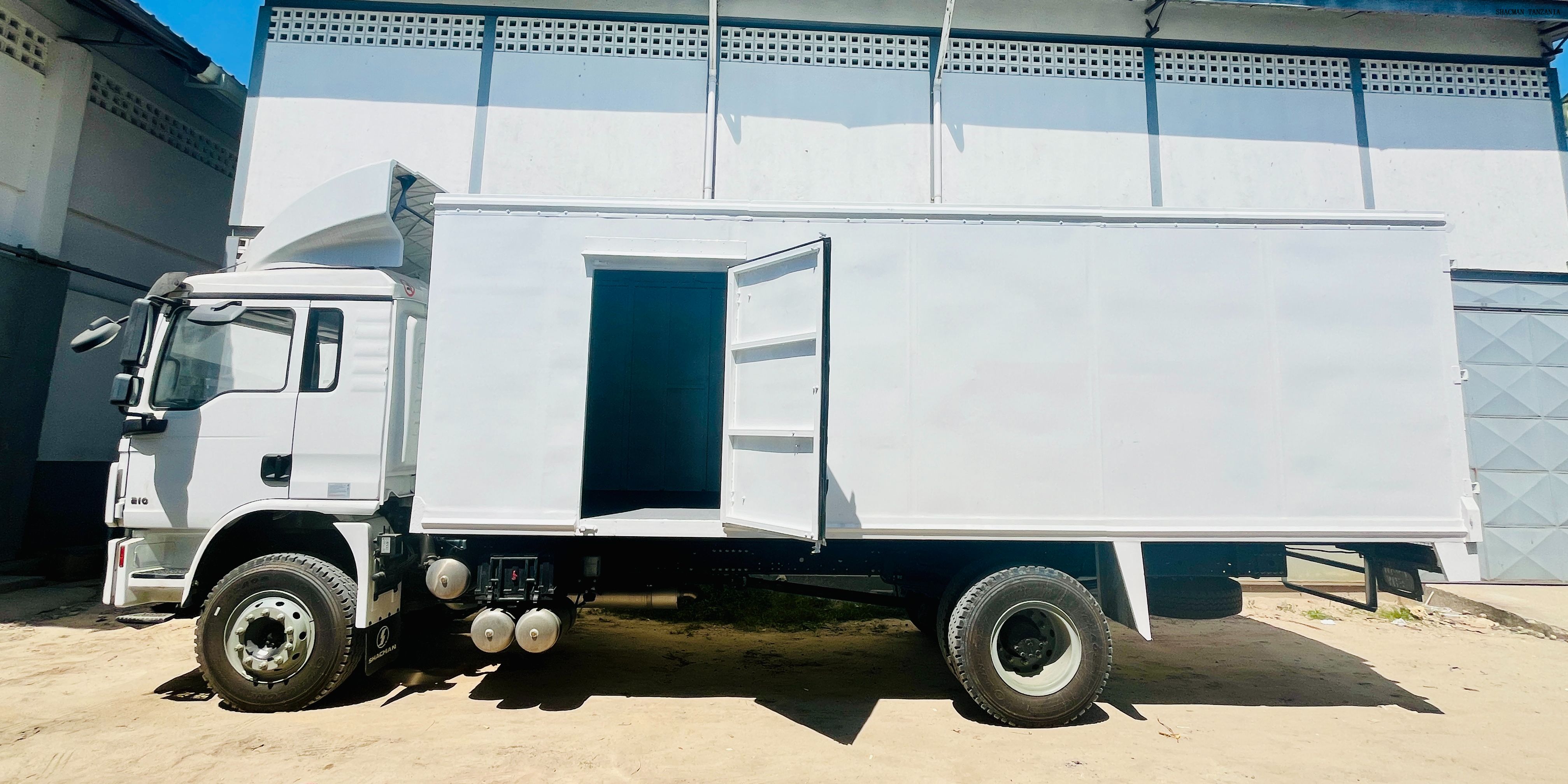 4*2 SHACMAN L3000 box truck, with 40cbm box body