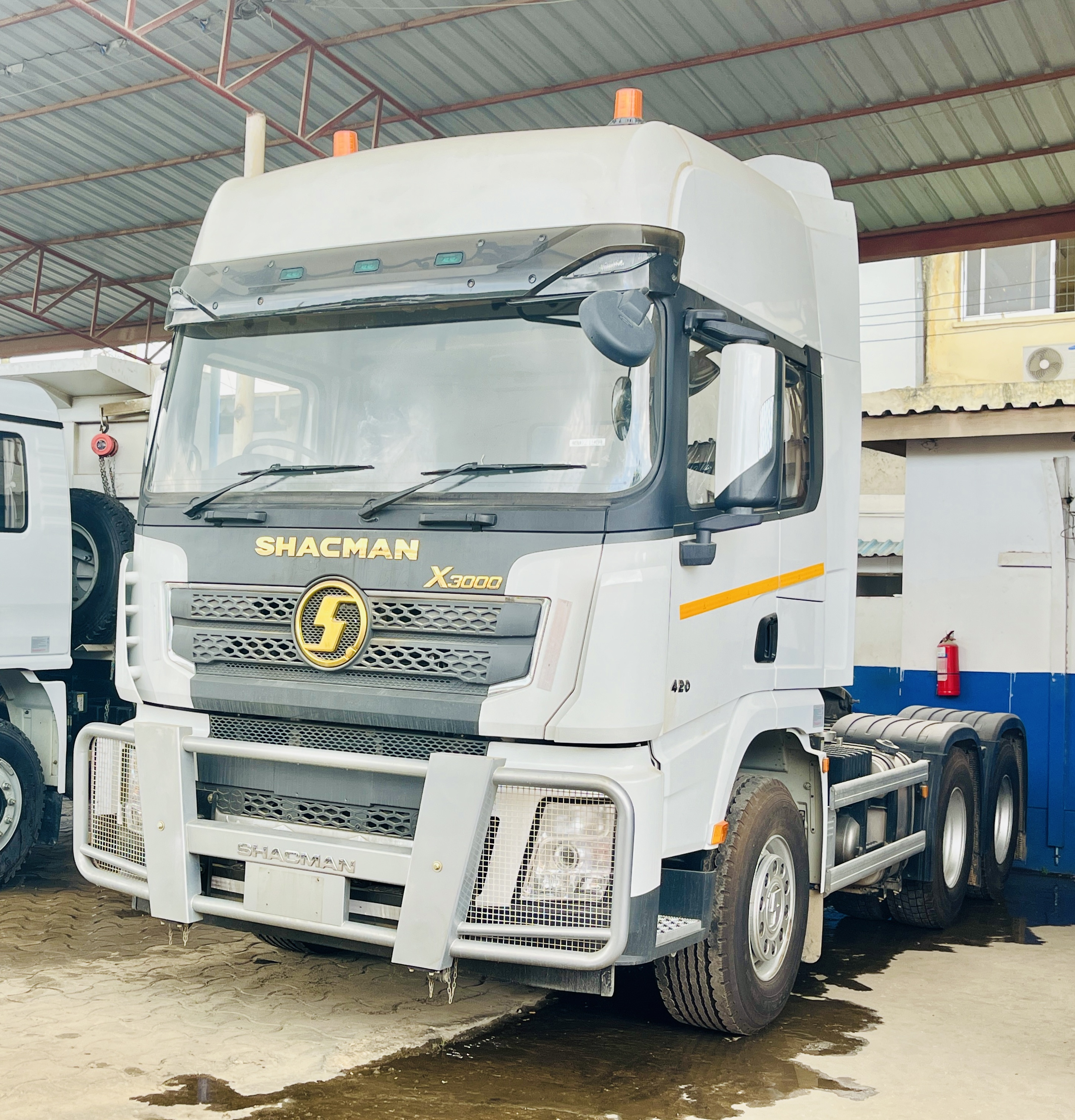 420hp SHACMAN X3000 Horse with high roof in Tanzania