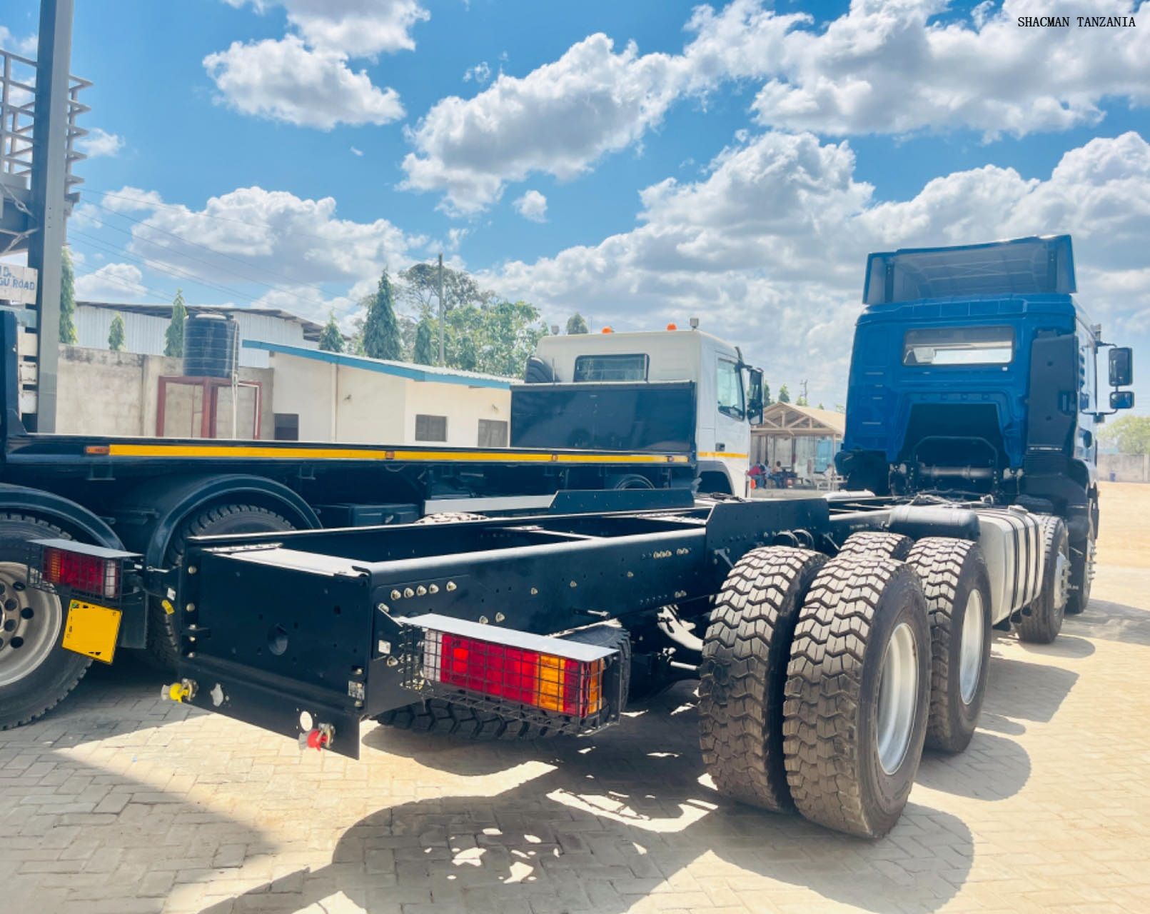 8*4 12-wheel SHACMAN H3000 truck chassis for lorry, 20Ton loading