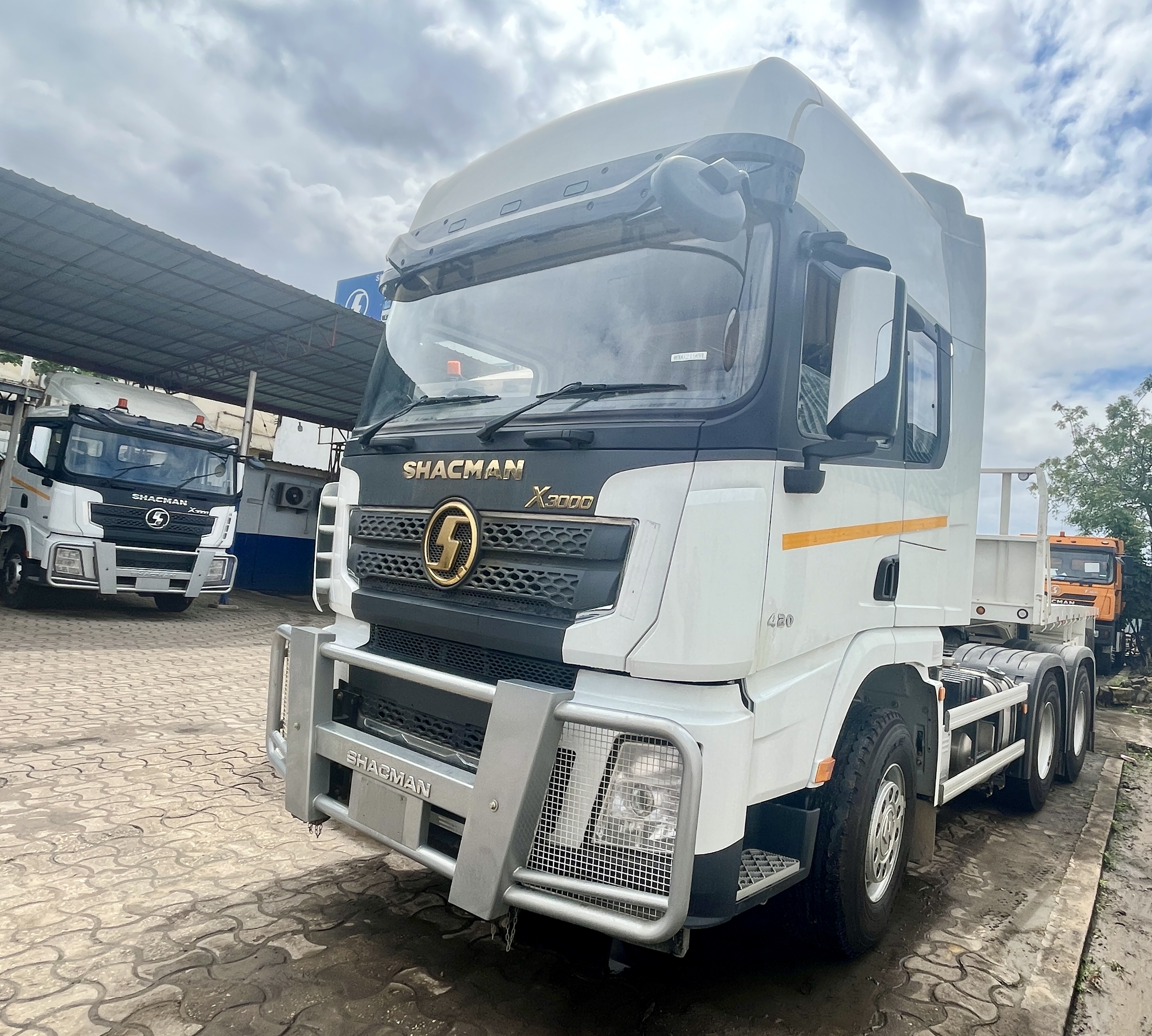 420hp SHACMAN X3000 Horse with high roof in Tanzania