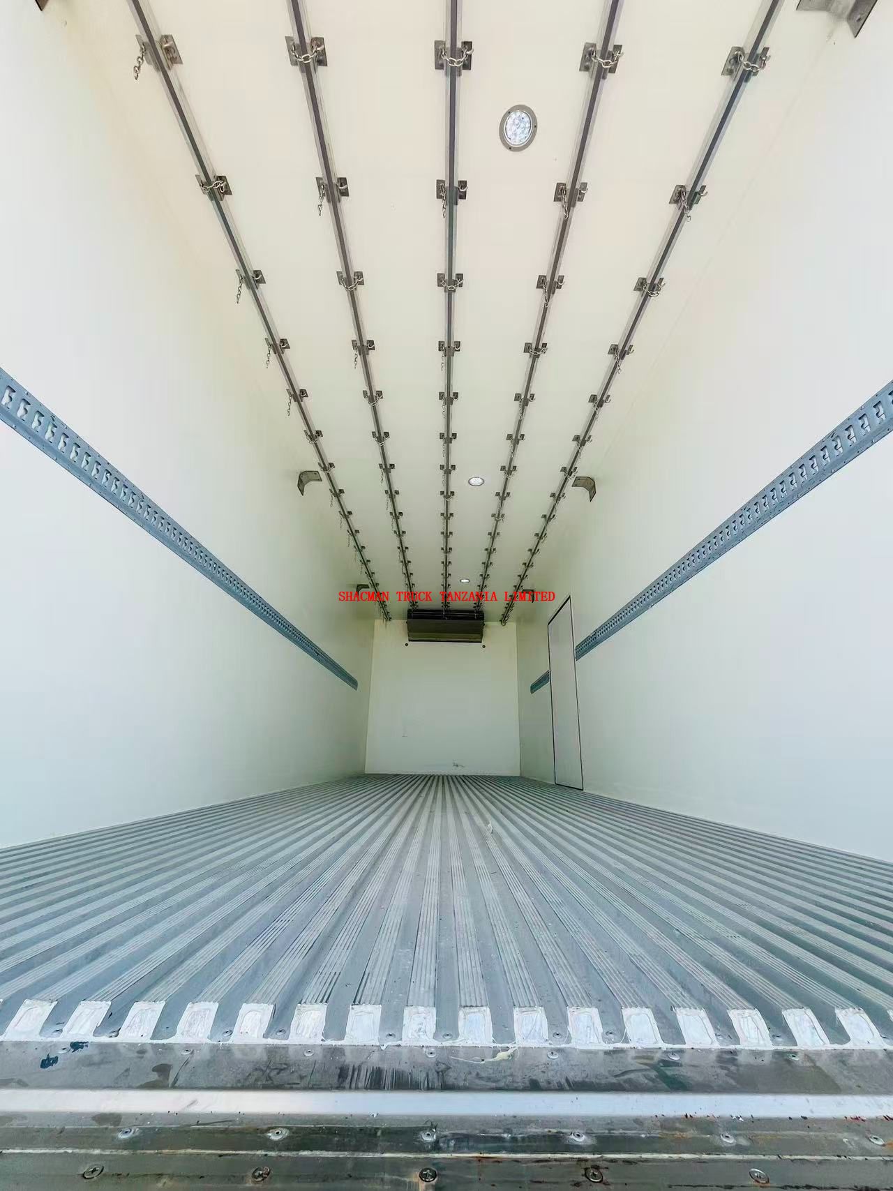 4*2 210hp 45cbm SHACMAN L3000 reefer truck refrigerator in Tanzania for sale