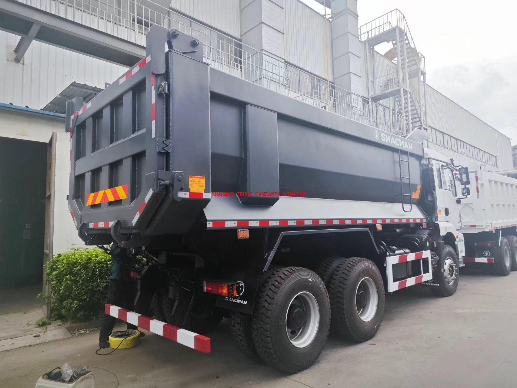LHD 19cbuic SHACMAN H3000 tipper stock in China on sale 