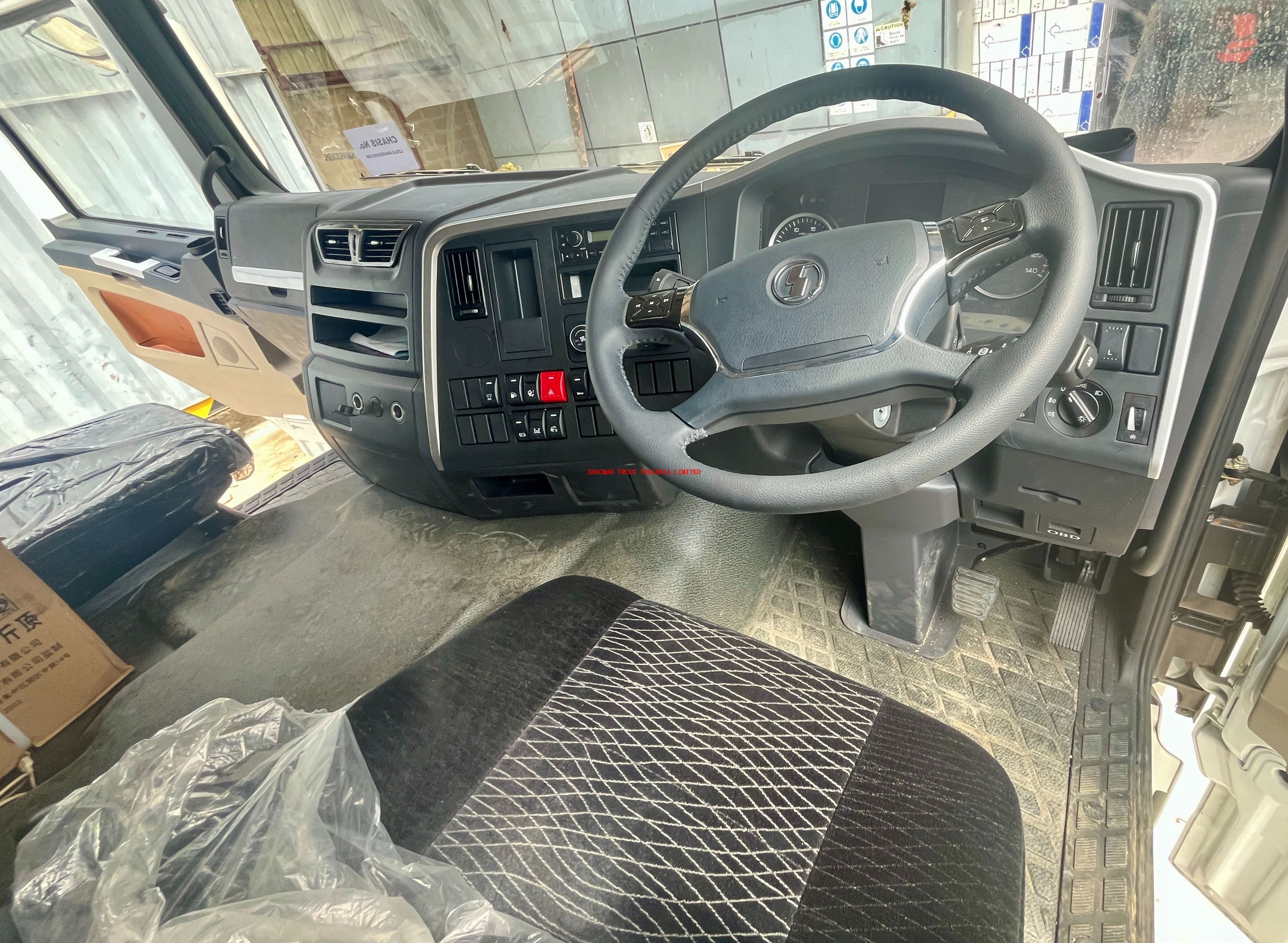 SHACMAN X3000 horse for sale with big cabin 420 / 440hp CUMMINS engine and automatic gearbox and ABS