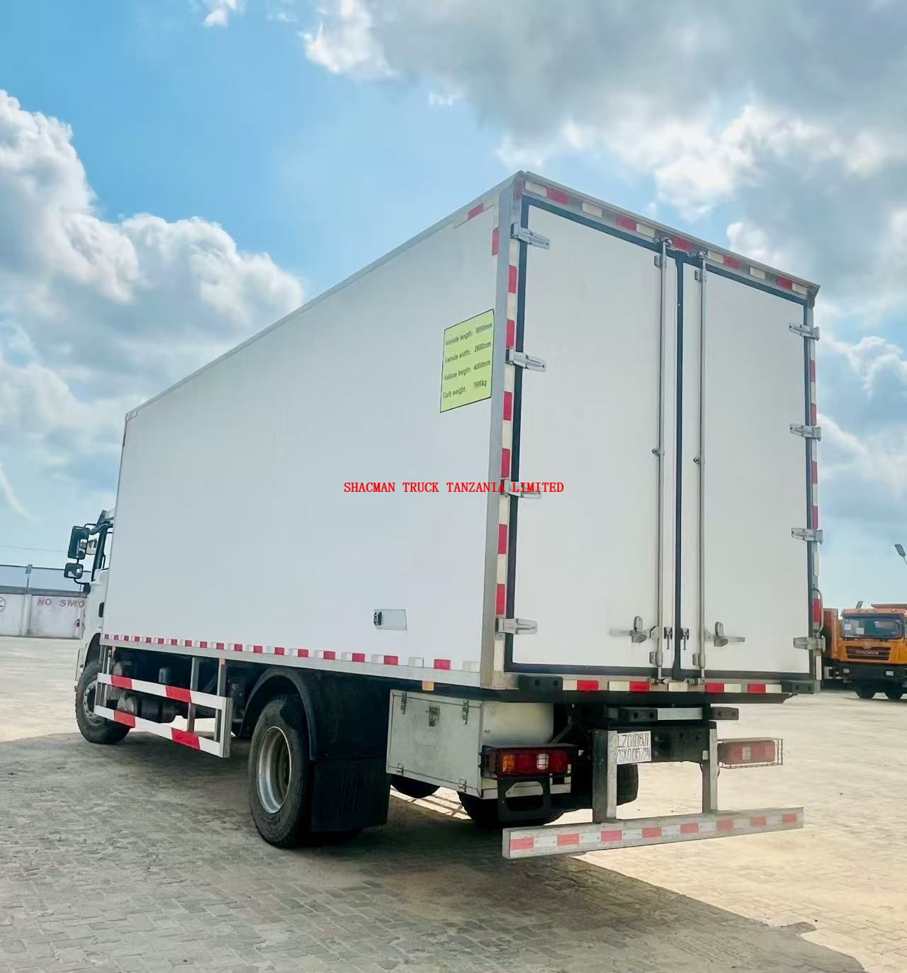 4*2 210hp 45cbm SHACMAN L3000 reefer truck refrigerator in Tanzania for sale