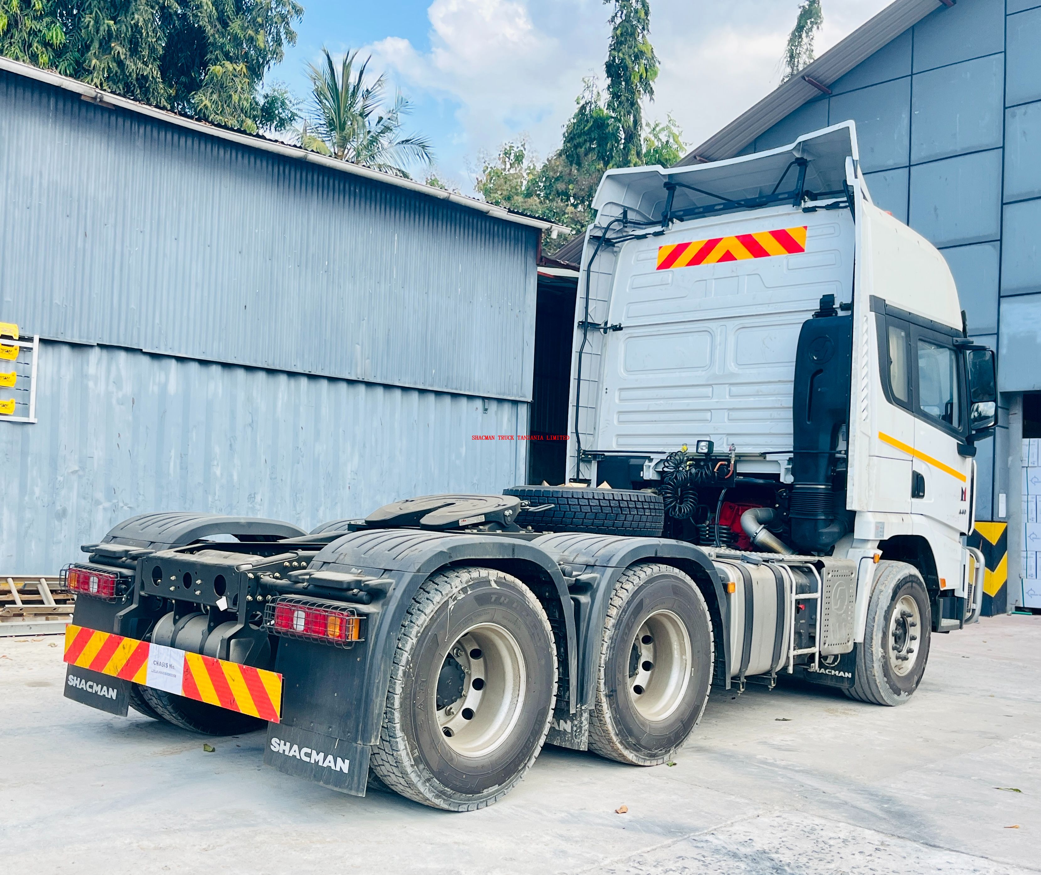 SHACMAN X3000 horse for sale with big cabin 420 / 440hp CUMMINS engine and automatic gearbox and ABS